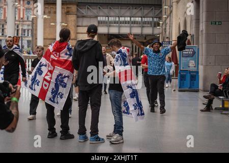 Manchester, Royaume-Uni. 14 juillet 2024. Les fans de football de l'équipe anglaise sont vus acclamer dans la rue avant la finale de l'Euro à Manchester. Les fans de tout le pays prévoient de regarder le match alors que l'Angleterre joue contre l'Espagne pour la finale de l'Euro 2024. (Photo par Ashley Chan/SOPA images/SIPA USA) crédit : SIPA USA/Alamy Live News Banque D'Images