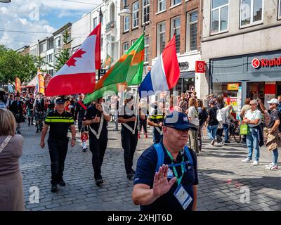 Les participants sont vus tenir des drapeaux pendant le défilé des drapeaux. Depuis lors, les Marches internationales des quatre jours appelées 'Vierdaagse' à Nimègue sont devenues le plus grand événement de marche de plusieurs jours dans le monde, la veille de tous les marcheurs sont allés choisir leurs bracelets avec le nombre d'inscriptions, au point de départ de la marche. Depuis lors, les Marches internationales des quatre jours appelées 'Vierdaagse' à Nimègue sont devenues le plus grand événement de marche de plusieurs jours dans le monde, la veille de tous les marcheurs sont allés choisir leurs bracelets avec le nombre d'inscriptions, au point de départ de la wa Banque D'Images