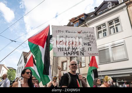 Bâle, Suisse. 13 juillet 2024. Un partisan palestinien tient une pancarte pendant le rassemblement. Des dizaines de personnes ont défilé dans les rues de Bâle pour une manifestation spontanée et non autorisée en faveur de la Palestine. Brandissant des drapeaux et chantant des slogans célèbres comme « de la rivière à la mer », la procession a commencé à BarfÃ¼serplatz et a fait une tournée d'une heure et demie à travers la ville. (Crédit image : © Matteo Placucci/SOPA images via ZUMA Press Wire) USAGE ÉDITORIAL SEULEMENT! Non destiné à UN USAGE commercial ! Banque D'Images