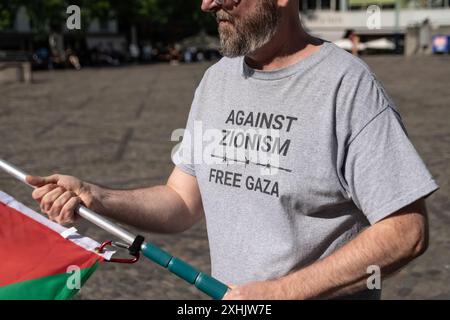 Bâle, Suisse. 13 juillet 2024. Un partisan de la Palestine tient un drapeau pendant le rassemblement. Des dizaines de personnes ont défilé dans les rues de Bâle pour une manifestation spontanée et non autorisée en faveur de la Palestine. Brandissant des drapeaux et chantant des slogans célèbres comme « de la rivière à la mer », la procession a commencé à BarfÃ¼serplatz et a fait une tournée d'une heure et demie à travers la ville. (Crédit image : © Matteo Placucci/SOPA images via ZUMA Press Wire) USAGE ÉDITORIAL SEULEMENT! Non destiné à UN USAGE commercial ! Banque D'Images
