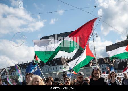 Bâle, Suisse. 13 juillet 2024. Les partisans de la Palestine brandissent des drapeaux pendant le rassemblement. Des dizaines de personnes ont défilé dans les rues de Bâle pour une manifestation spontanée et non autorisée en faveur de la Palestine. Brandissant des drapeaux et chantant des slogans célèbres comme « de la rivière à la mer », la procession a commencé à BarfÃ¼serplatz et a fait une tournée d'une heure et demie à travers la ville. (Crédit image : © Matteo Placucci/SOPA images via ZUMA Press Wire) USAGE ÉDITORIAL SEULEMENT! Non destiné à UN USAGE commercial ! Banque D'Images