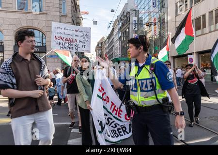 Bâle, Bâle ville, SUISSE. 13 juillet 2024. Un policier fait face à des partisans palestiniens qui manifestent dans les rues de la ville. (Crédit image : © Matteo Placucci/SOPA images via ZUMA Press Wire) USAGE ÉDITORIAL SEULEMENT! Non destiné à UN USAGE commercial ! Banque D'Images
