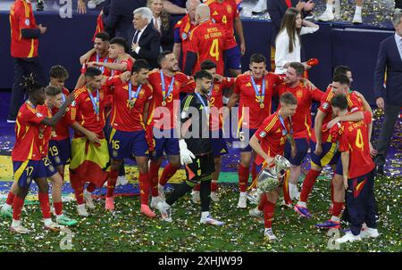 BERLIN, ALLEMAGNE - 14 JUILLET : Dani Olmo, Espagnol, avec le trophée des champions lors de la finale de l'UEFA EURO 2024 entre l'Espagne et l'Angleterre à l'Olympiastadion le 14 juillet 2024 à Berlin, Allemagne. © diebilderwelt / Alamy Live News Banque D'Images