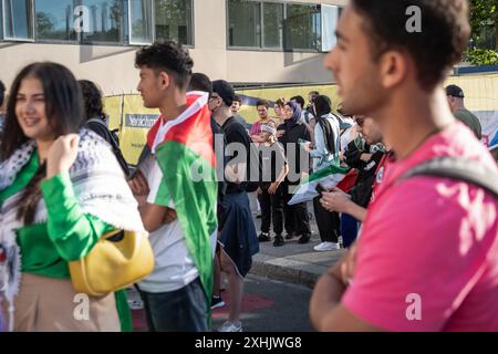 Bâle, Suisse. 13 juillet 2024. Les partisans de la Palestine défilent dans les rues de la ville pendant le rassemblement. Des dizaines de personnes ont défilé dans les rues de Bâle pour une manifestation spontanée et non autorisée en faveur de la Palestine. Brandissant des drapeaux et chantant les fameux slogans comme « de la rivière à la mer », la procession a commencé à Barfüserplatz et a fait une tournée d’une heure et demie à travers la ville. (Photo de Matteo Placucci/SOPA images/SIPA USA) crédit : SIPA USA/Alamy Live News Banque D'Images