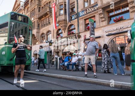 Bâle, Suisse. 13 juillet 2024. Un opposant affronte des partisans palestiniens manifestant dans les rues de la ville. Des dizaines de personnes ont défilé dans les rues de Bâle pour une manifestation spontanée et non autorisée en faveur de la Palestine. Brandissant des drapeaux et chantant les fameux slogans comme « de la rivière à la mer », la procession a commencé à Barfüserplatz et a fait une tournée d’une heure et demie à travers la ville. (Photo de Matteo Placucci/SOPA images/SIPA USA) crédit : SIPA USA/Alamy Live News Banque D'Images