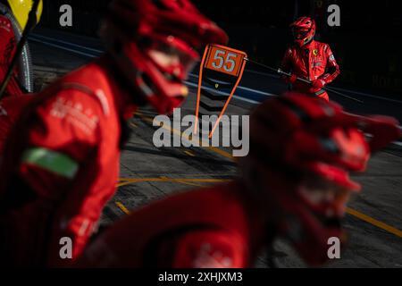 Vista AF Corse mécaniciens lors des Rolex 6 heures de Sao Paulo 2024, 5ème manche du Championnat du monde d'Endurance FIA 2024, du 11 au 14 juillet 2024 sur le Autódromo José Carlos Pace à Interlagos, Brésil - photo André Ferreira/DPPI crédit : DPPI Media/Alamy Live News Banque D'Images