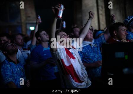 Londres, Royaume-Uni. 14 juillet 2024. EURO 2024 : Angleterre vs Espagne. 4TheFans Fan Park à Village Underground à Shoreditch. Les fans d'Angleterre affichent une gamme de réactions et d'émotions pendant les finales tendues tout en regardant le grand écran de Shoreditch. Finale de l'Euro au stade Olympiastadion de Berlin. Crédit : Guy Corbishley/Alamy Live News Banque D'Images