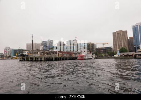 Halifax, NS, Canada - 23 juin 2024 : vue sur le port du centre-ville avec espace copie Banque D'Images