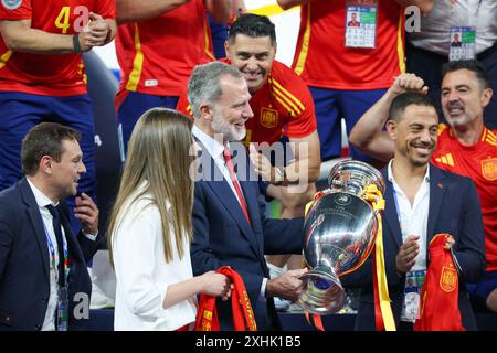 Berlin, Allemagne, 14 juillet 2024. Le roi d'Espagne Felipe VI lève le trophée lors du match entre l'Espagne et l'Angleterre. UEFA Euro 2024 Allemagne. Correspondance finale. Crédit : Fabideciria/Alamy Live News Banque D'Images