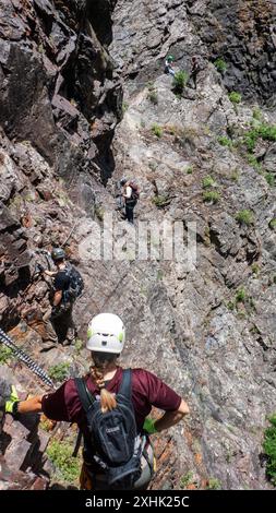 Un groupe de grimpeurs appréciant le défi sur une via ferrata à Ouray, Colorado. Banque D'Images