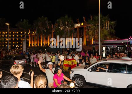 Playa de Las Americas, Tenerife, 14 juillet 2024 : fans espagnols lors des célébrations pour la victoire du Championnat d'Europe 2024 dans la rue Banque D'Images