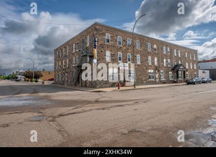 Weyburn, Saskatchewan, Canada – le 2 juillet 2024 : extérieur de l'historique Stone Royal Hotel au centre-ville Banque D'Images