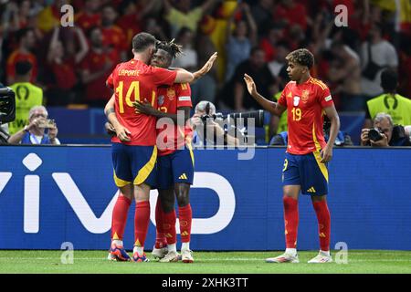 Nico Williams (Espagne)Aymeric Laporte (Espagne)Lamine Yamal (Espagne) célèbre après avoir marqué le premier but de son équipe lors du match UEFA Euro Allemagne 2024 entre Espagne 2-1 Angleterre à l'Olympiastadion le 14 juillet 2024 à Berlin, Allemagne. Crédit : Maurizio Borsari/AFLO/Alamy Live News Banque D'Images