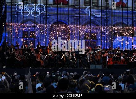 Paris, France. 14 juillet 2024. Des artistes se produisent lors des Jeux Olympiques Paris 2024 Relais de la flamme à Paris, France, le 14 juillet 2024. Crédit : HE Changshan/Xinhua/Alamy Live News Banque D'Images