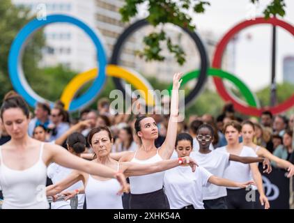 Paris, France. 14 juillet 2024. Des artistes se produisent lors des Jeux Olympiques Paris 2024 Relais de la flamme à Paris, France, le 14 juillet 2024. Crédit : Sun Fei/Xinhua/Alamy Live News Banque D'Images