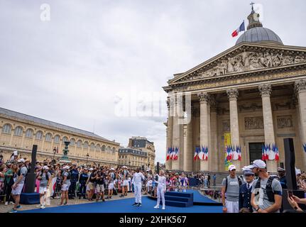 Paris, France. 14 juillet 2024. Le porte-flambeau Claudine Laslaz et Lassana Bathily posent pour des photos lors du relais de la flamme des Jeux Olympiques Paris 2024 à Paris, France, le 14 juillet 2024. Crédit : Sun Fei/Xinhua/Alamy Live News Banque D'Images