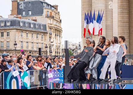 Paris, France. 14 juillet 2024. Des artistes dansent pendant les Jeux Olympiques Paris 2024 Relais de la flamme à Paris, France, le 14 juillet 2024. Crédit : Sun Fei/Xinhua/Alamy Live News Banque D'Images