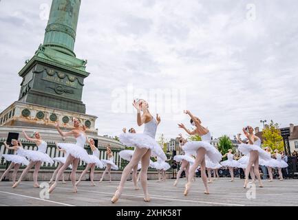 Paris, France. 14 juillet 2024. Des artistes se produisent lors des Jeux Olympiques Paris 2024 Relais de la flamme à Paris, France, le 14 juillet 2024. Crédit : Sun Fei/Xinhua/Alamy Live News Banque D'Images