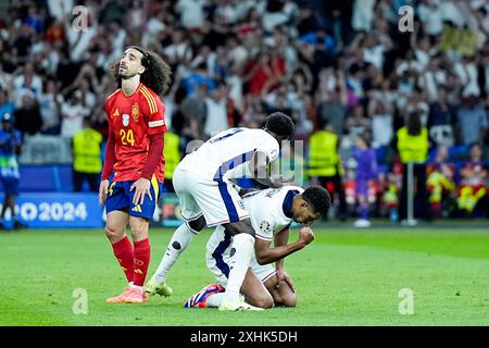 Berlin, Allemagne. 14 juillet 2024. Berlin, Allemagne, 14 juillet 2024 : Bukayo Saka (7 Angleterre) et Jude Bellingham (10 Angleterre) célèbrent leur but par Cole Palmer (24 Angleterre) lors de la finale de football de l'UEFA EURO 2024 Allemagne entre l'Espagne et l'Angleterre à l'Olympiastadion de Berlin, Allemagne. (Daniela Porcelli/SPP) crédit : SPP Sport Press photo. /Alamy Live News Banque D'Images
