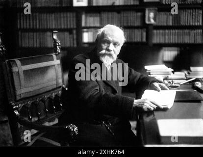 1913 c., PARIS , FRANCE : L'écrivain français JULES LEMAITRE ( Lemaître , 1853 - 1914 ) au bureau . Photographe inconnu par Agencie Meurisse , Paris . - HISTOIRE - FOTO STORICHE - FRANCIA - LETTERATO - SCRITTORE - LETTERATURA - littérature - barbe - barba - scrivania - scrittoio - bureau . libro - livre --- ARCHIVIO GBB Banque D'Images