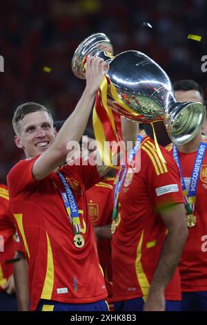 Berlin, Allemagne. 14 juillet 2024. Dani Olmo, de l'Espagne, célèbre lors de la cérémonie de remise des prix après le match final de l'UEFA Euro 2024 entre l'Angleterre et l'Espagne à Berlin, en Allemagne, le 14 juillet 2024. Crédit : Zhang Fan/Xinhua/Alamy Live News Banque D'Images