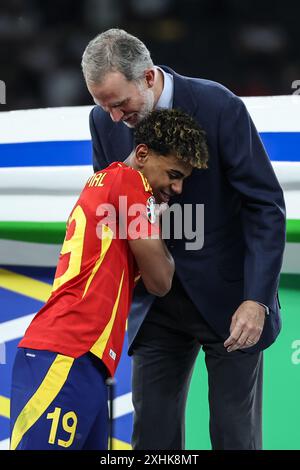 Berlin, Allemagne. 14 juillet 2024. Lamine Yamal (avant) de l'Espagne célèbre avec le roi d'Espagne Felipe VI lors de la cérémonie de remise des prix après la finale de l'UEFA Euro 2024 entre l'Angleterre et l'Espagne à Berlin, Allemagne, le 14 juillet 2024. Crédit : Pan Yulong/Xinhua/Alamy Live News Banque D'Images