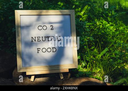 Message ALIMENTAIRE NEUTRE en CO2 sur fond de persil vert bio frais cultivé écologique dans le jardin. Concept de production alimentaire rurale. Récolte de produits locaux. Durabilité et responsabilité Banque D'Images