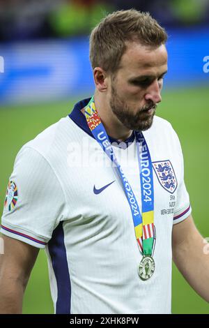 Berlin, Allemagne. 14 juillet 2024. Harry Kane, de l'Angleterre, réagit lors de la cérémonie de remise des prix après le match final de l'UEFA Euro 2024 entre l'Angleterre et l'Espagne à Berlin, en Allemagne, le 14 juillet 2024. Crédit : Pan Yulong/Xinhua/Alamy Live News Banque D'Images