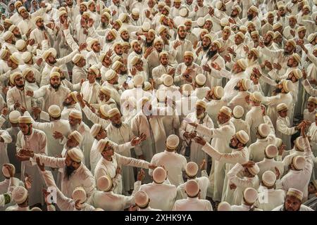 Najaf, Irak. 14 juillet 2024. Les musulmans chiites effectuent des rituels de deuil lors d'une procession religieuse avant le jour de l'Ashura, le dixième jour du mois sacré de Muharram. Ashura commémore le martyre de l'imam Hussein, petit-fils du prophète de l'islam Mohammed, dans la bataille de la ville irakienne de Karbala au VIIe siècle. Crédit : Ismael Adnan/dpa/Alamy Live News Banque D'Images