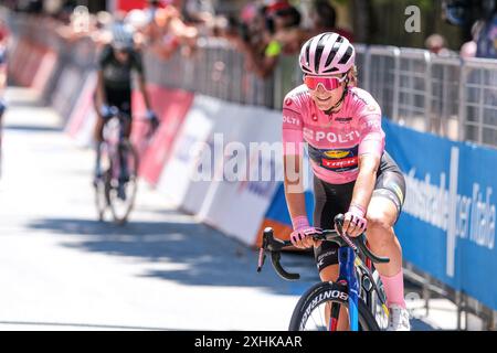 ELISA Longo Borghini (ITA) de Lidl - Trek Team remporte le maillot rose du Giro díItalia Women 2024. Crédit : SOPA images Limited/Alamy Live News Banque D'Images