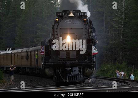 Truckee, États-Unis. 14 juillet 2024. L'Union Pacific "Big Boy" fait son chemin sur donner Pass et dans la ville de Truckee lors de sa visite historique après avoir été rénové. Des foules de gens se sont rendues pour regarder le train voyager à travers les montagnes de la Sierra Nevada en Californie. 14 juillet 2024. (Photo de Hale Irwin/Sipa USA) crédit : Sipa USA/Alamy Live News Banque D'Images