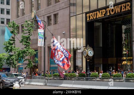 Des partisans de Donald Trump vus devant Trump Towers. Les partisans et les fans de Donald Trump se tiennent devant les Trump Towers à New York après avoir été reconnu coupable de 34 chefs d’accusation de falsification de dossiers commerciaux au premier degré, ce qui est un crime à New York. Partisans en colère de Donald Trump L'ancien président des États-Unis a agité des drapeaux et a tenu des banderoles montrant leur soutien et son soutien lors des prochaines élections. Banque D'Images