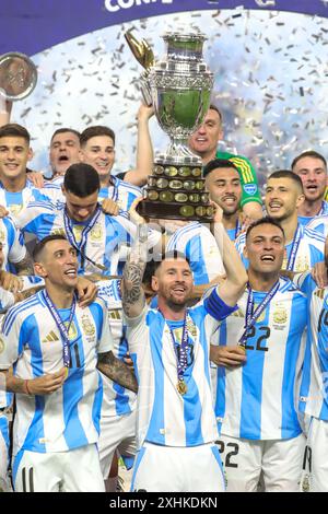 Miami, États-Unis. 15 juillet 2024. Lionel Messi remporte le trophée alors qu'il célèbre avoir remporté le match final du tournoi CONMEBOL 2024 Copa America entre l'Argentine et la Colombie au Hard Rock Stadium, à Miami, en Floride, le 14 juillet 2024. Crédit : Brazil photo Press/Alamy Live News Banque D'Images