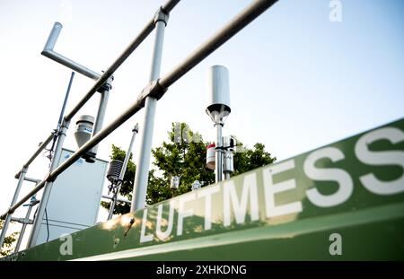 Hambourg, Allemagne. 15 juillet 2024. Vue d'une station de surveillance de l'air. Le gouvernement allemand est à nouveau jugé pour sa politique environnementale et climatique. Crédit : Daniel Bockwoldt/dpa/Alamy Live News Banque D'Images