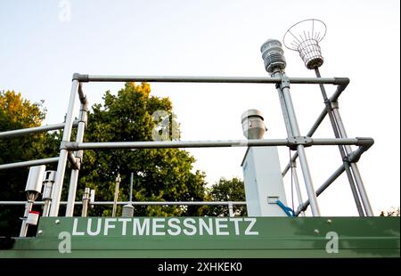 Hambourg, Allemagne. 15 juillet 2024. Vue d'une station de surveillance de l'air. Le gouvernement allemand est à nouveau jugé pour sa politique environnementale et climatique. Crédit : Daniel Bockwoldt/dpa/Alamy Live News Banque D'Images