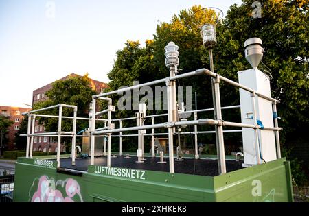 Hambourg, Allemagne. 15 juillet 2024. Vue d'une station de surveillance de l'air. Le gouvernement allemand est à nouveau jugé pour sa politique environnementale et climatique. Crédit : Daniel Bockwoldt/dpa/Alamy Live News Banque D'Images