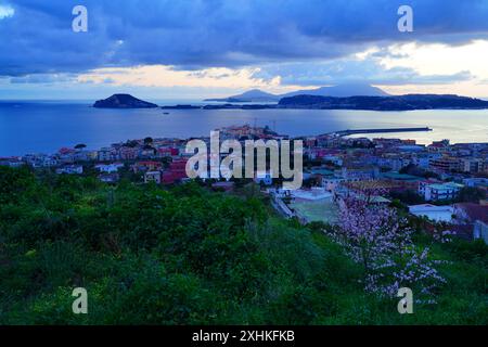 Vue sur le coucher du soleil de Pozzuoli et la baie de Naples, construit sur les côtés des champs Phlegraean (Campi Flegrei), un volcan caldera actif faisant partie du Camp Banque D'Images