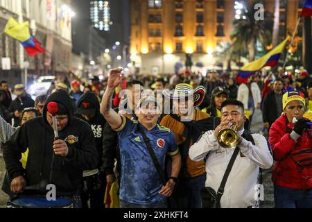 Santiago, Chili. 14 juillet 2024. Les fans colombiens célèbrent avant le match final de la CONMEBOL Copa America 2024 entre l'Argentine et la Colombie sur la Plaza de Armas, crédit : SOPA images Limited/Alamy Live News Banque D'Images