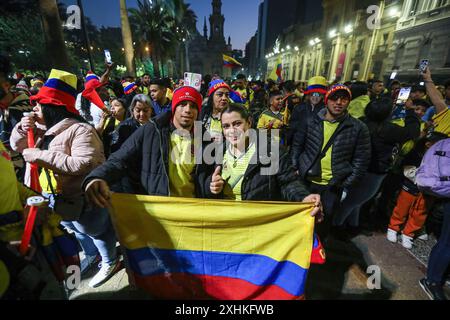 Santiago, Chili. 14 juillet 2024. Les supporters colombiens brandissent des drapeaux avant le match final de la CONMEBOL Copa America 2024 entre l'Argentine et la Colombie sur la Plaza de Armas. Crédit : SOPA images Limited/Alamy Live News Banque D'Images