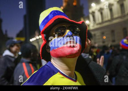 Santiago, Chili. 14 juillet 2024. Un fan colombien a le visage peint avec le drapeau de son pays avant le match final de la CONMEBOL Copa America 2024 entre l'Argentine et la Colombie sur la Plaza de Armas. Crédit : SOPA images Limited/Alamy Live News Banque D'Images