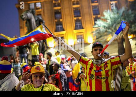 Santiago, Chili. 14 juillet 2024. Les supporters colombiens brandissent des drapeaux avant le match final de la CONMEBOL Copa America 2024 entre l'Argentine et la Colombie sur la Plaza de Armas. (Photo de Lucas Aguayo/SOPA images/SIPA USA) crédit : SIPA USA/Alamy Live News Banque D'Images