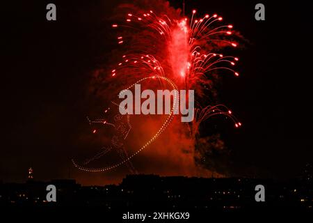 Paris, France. 14 juillet 2024. Feu d'artifice du 14 juillet, Paris, le 14 juillet 2024. Photo de Laurent Zabulon/ABACAPRESS. COM Credit : Abaca Press/Alamy Live News Banque D'Images