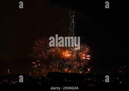 Paris, France. 14 juillet 2024. Feu d'artifice du 14 juillet, Paris, le 14 juillet 2024. Photo de Laurent Zabulon/ABACAPRESS. COM Credit : Abaca Press/Alamy Live News Banque D'Images