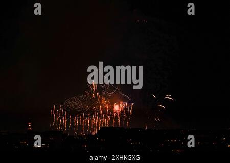 Paris, France. 14 juillet 2024. Feu d'artifice du 14 juillet, Paris, le 14 juillet 2024. Photo de Laurent Zabulon/ABACAPRESS. COM Credit : Abaca Press/Alamy Live News Banque D'Images