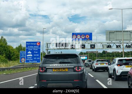 Files d'attente sur l'autoroute M25 en direction du tunnel de Dartford dans le Kent, Royaume-Uni. Congestion. Prix de charge de fléchettes. Frais de péage. Limite de vitesse Banque D'Images