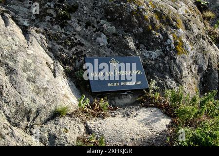 Une plaque noire avec texte en caractères cyrilliques et une croix orthodoxe sur la via ferrata jusqu'à la colline d'Ostrvica sur la montagne Rudnik en Serbie centrale Banque D'Images