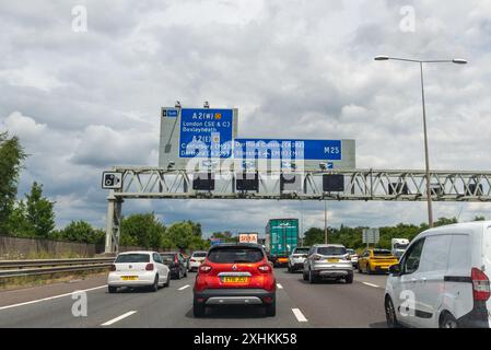 Files d'attente sur l'autoroute M25 en direction du tunnel de Dartford dans le Kent, Royaume-Uni. Congestion. Panneaux pour A2, Dartford Crossing, A282, M11 Banque D'Images