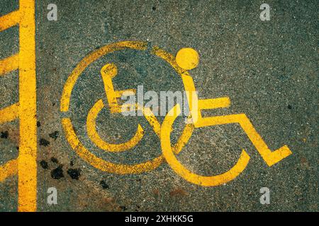 Panneau routier de la baie de stationnement handicapé sur fond d'asphalte, vue de dessus Banque D'Images