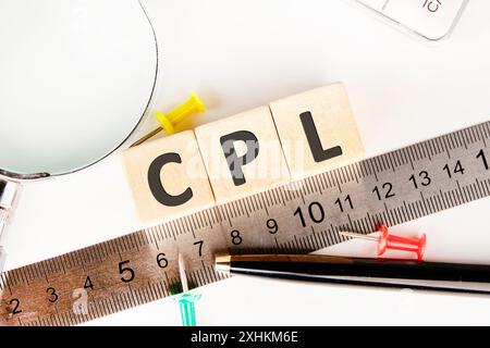 CPL Cost Per Lead acronyme, concept commercial CPL mot sur cubes en bois disposés le long de la règle de mesure Banque D'Images