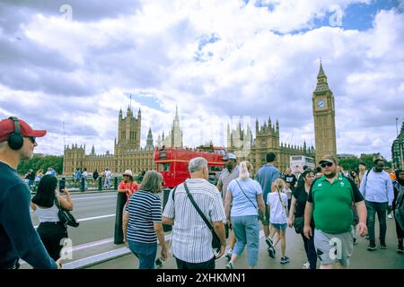 Les gens traversent Westminster Bridge à Londres car de nombreux touristes sont attendus pour visiter la capitale pendant la saison des vacances d'été. Banque D'Images